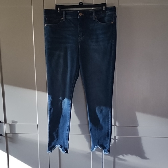 sofia by sofia vergara Denim - sofia by sofia vergara Dark Indigo Cropped Raw-Hem Skinny Jeans With Raw Hem